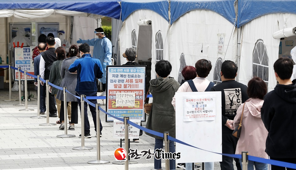 서울 송파구 올림픽공원 앞에 마련된 임시선별진료소에서 시민들이 검사를 받기 위해 길게 줄지어 기다리고 있다. (사진=뉴시스)