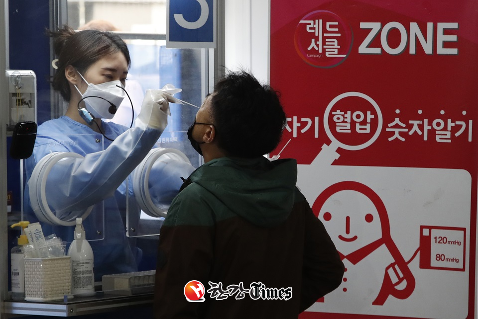 서울 시내 한 보건소 코로나19 선별진료소에서 시민들이 검사를 받고 있다. (사진=뉴시스)