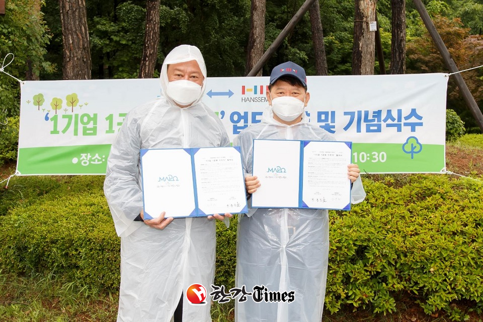 유동균 마포구청장(좌)과 안흥국 한샘사장이 업무협약식에서 기념촬영을 하는 모습