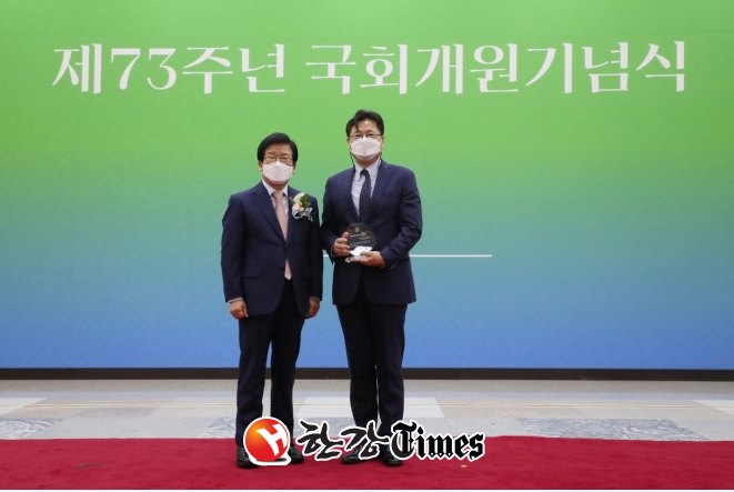 박병석 국회의장(좌)이 홍익표 의원(우)에게 대한민국 의정대상을 수여했다