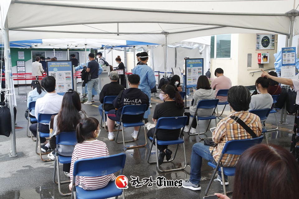 강북구보건소 코로나19 선별진료소에서 시민들이 검사를 받기 위해 대기하고 있다.