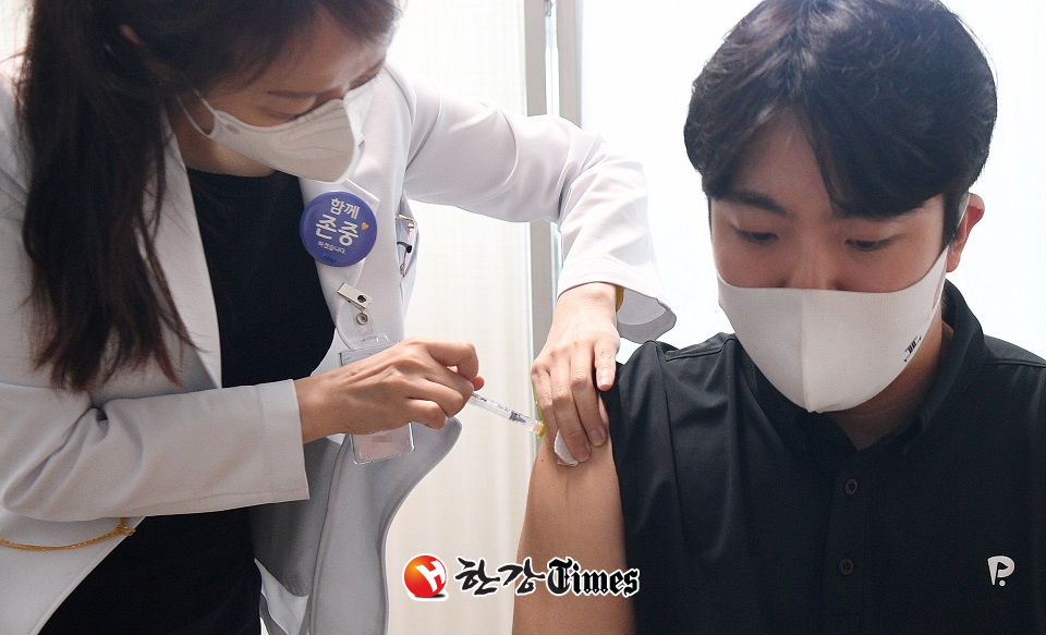 10일 오전 대구 남구 드림종합병원(지정 위탁의료기관)에서 한 시민이 백신 접종을 받고 있다 (사진=뉴시스)