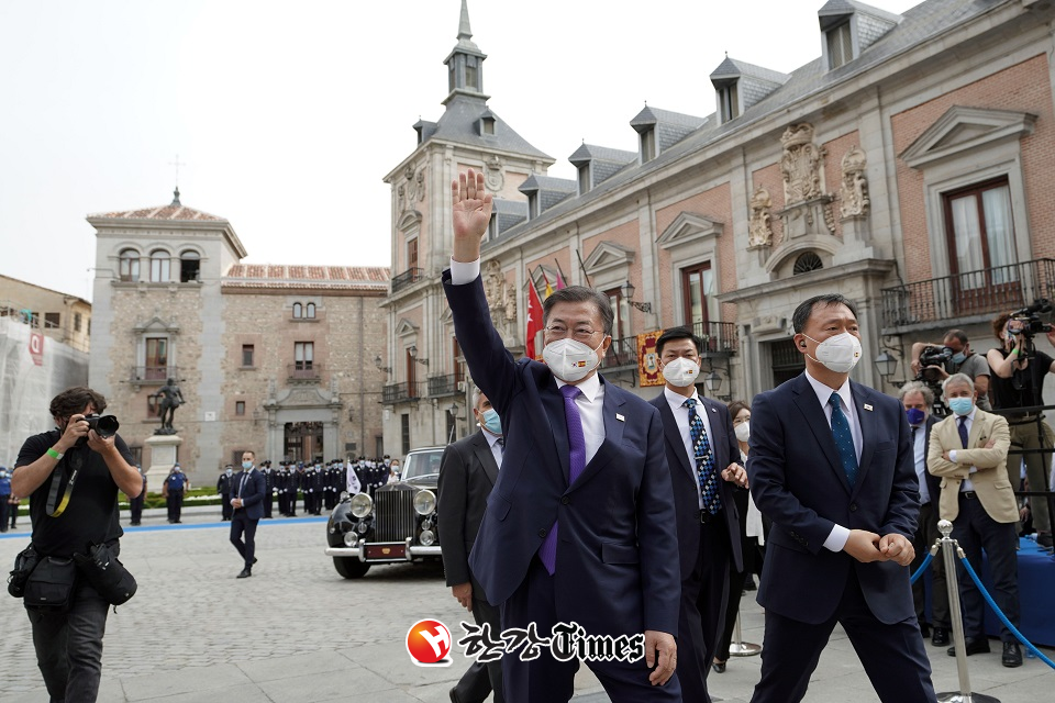 스페인을 국빈 방문 중인 문재인 대통령이 15일(현지시간) 스페인 마드리드 시청을 방문 후 교민들을 향해 인사를 하고 있다 (사진=뉴시스)