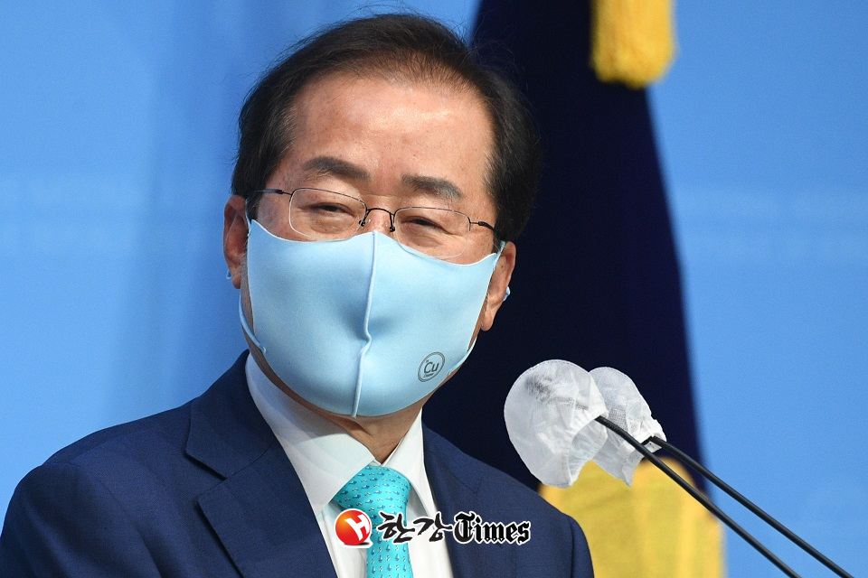 홍준표 무소속 의원이 서울 여의도 국회 소통관에서 기자회견을 열고 국민의힘에 복당 절차를 밟겠다고 밝히고 있다. (사진=뉴시스)