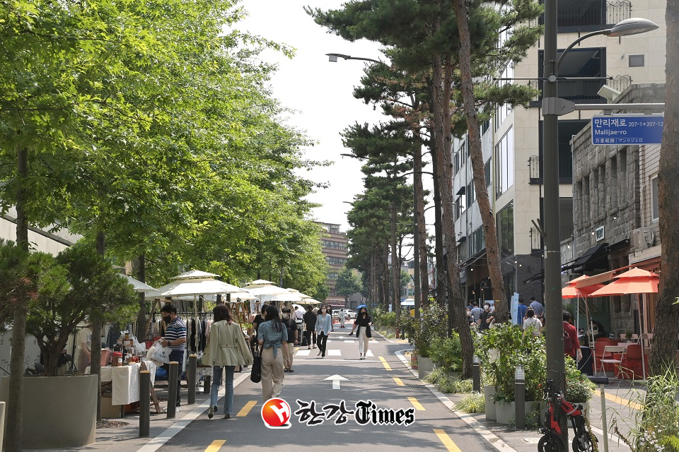 서울로사잇길은 지난해 11월 지역상권 활성화 구역 지정 후 올해 5월부터 옥외영업이 가능해졌다