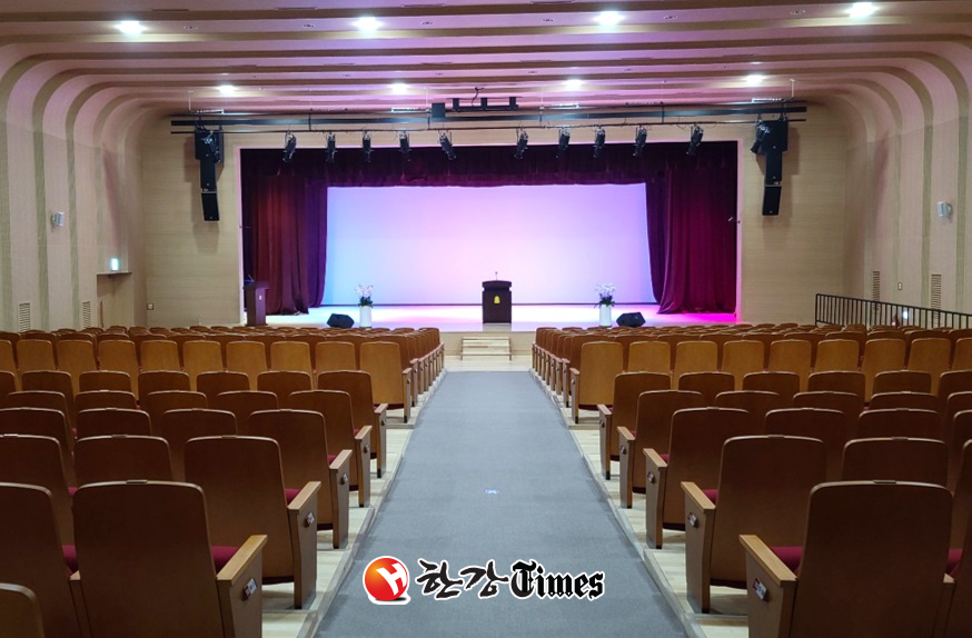 종로구민회관 대강당이 리모델링 공사 후 지난 1일‘창신아트홀’로 재개관했다.