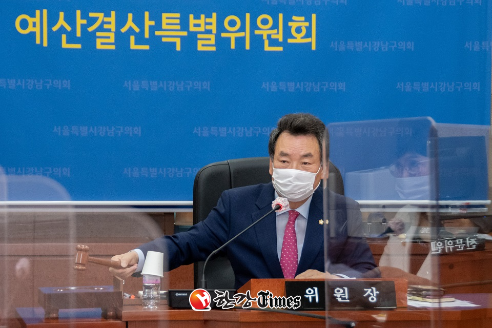 예결위원장에 선출된 김형대 의원