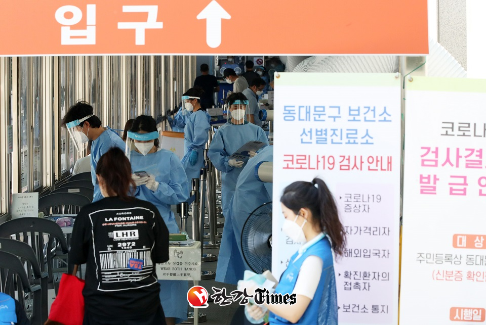 코로나19 신규 확진자가 1,842명으로 역대 최다를 기록한 22일 오전 서울 동대문구 보건소에 마련된 선별진료소에서 의료진이 분주히 움직이고 있다. (사진=뉴시스)