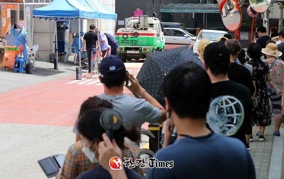 10일 오전 서울 구로구 보건소에 마련된 코로나19 선별진료소에서 검사를 받으려는 시민들이 줄을 서고 있다. (사진=뉴시스)