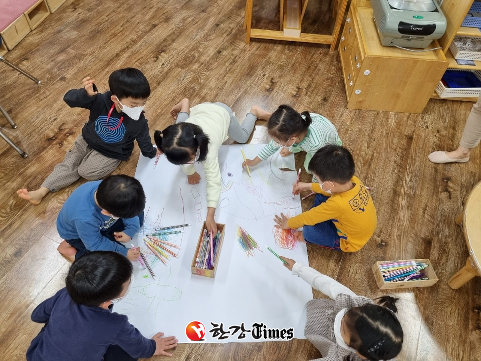 공유 어린이집에서 원아들의 그림 그리기 모습