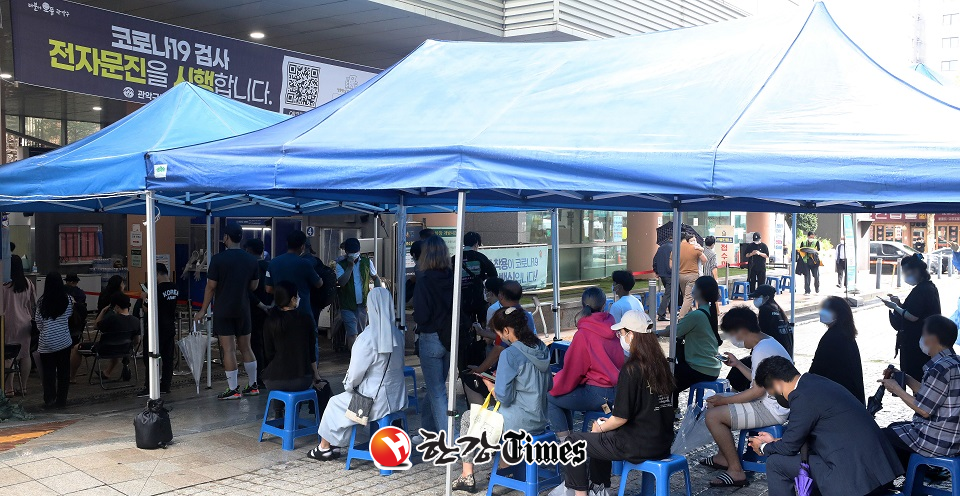 24일 오전 서울 관악구보건소 선별진료소에서 시민들이 검사를 받기 위해 대기하고 있다. (사진=뉴시스)