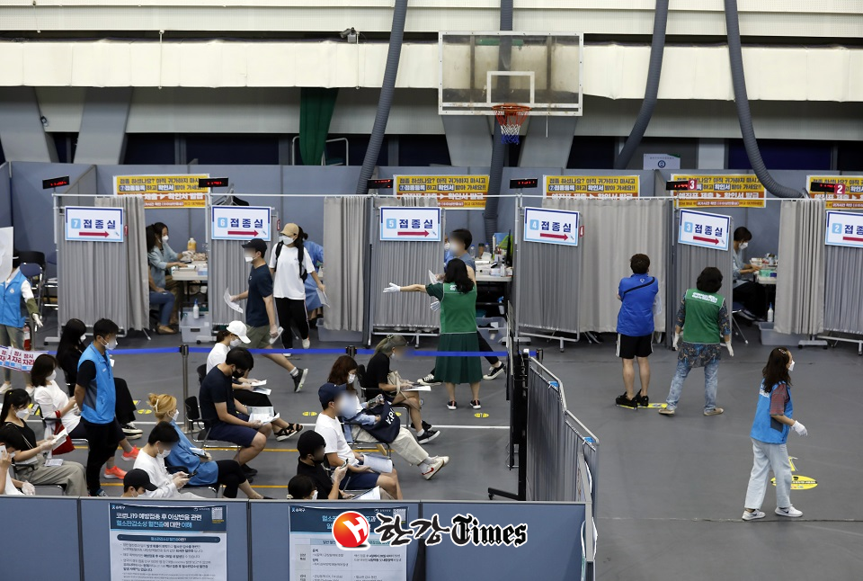 6일 서울 송파구 체육문화센터에 마련된 예방접종센터에서 시민들이 접종을 하고 있다. 인구 대비 접종률은 1차 접종이 58.4%, 접종 완료가 34.6%다. (사진=뉴시스)