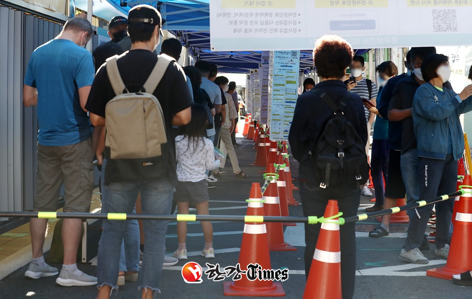서울 중구보건소 선별진료소를 찾은 시민들이 코로나19 검사를 받기 위해 대기하고 있다. (사진=뉴시스)