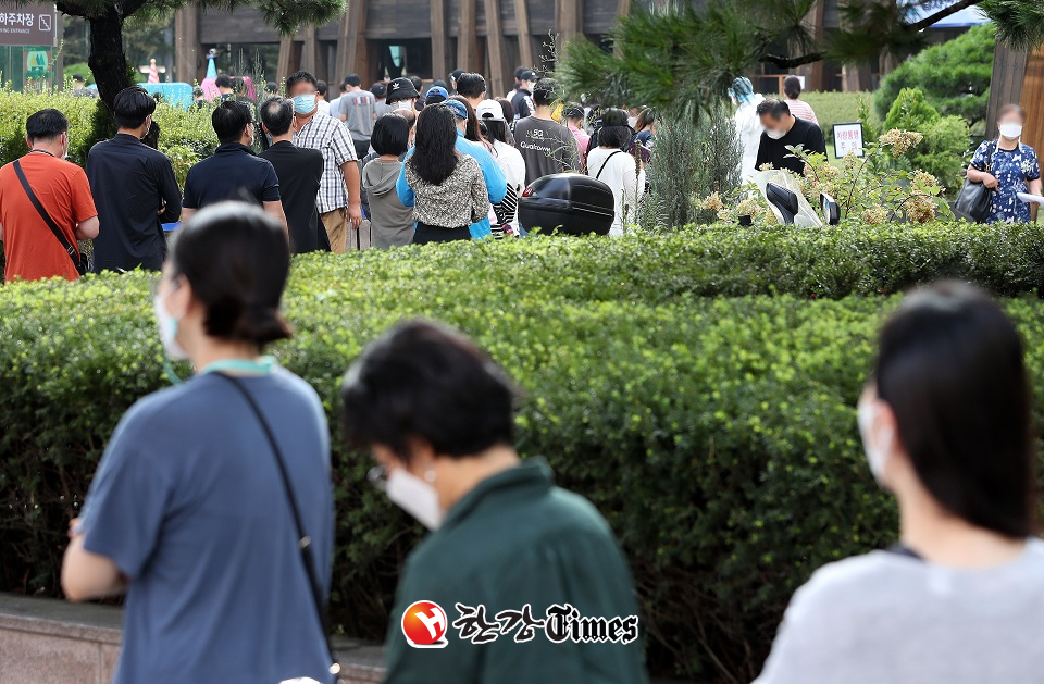22일 오전 서울 송파구보건소 선별진료소에서 시민들이 검사를 받기 위해 대기하고 있다. (사진=뉴시스)
