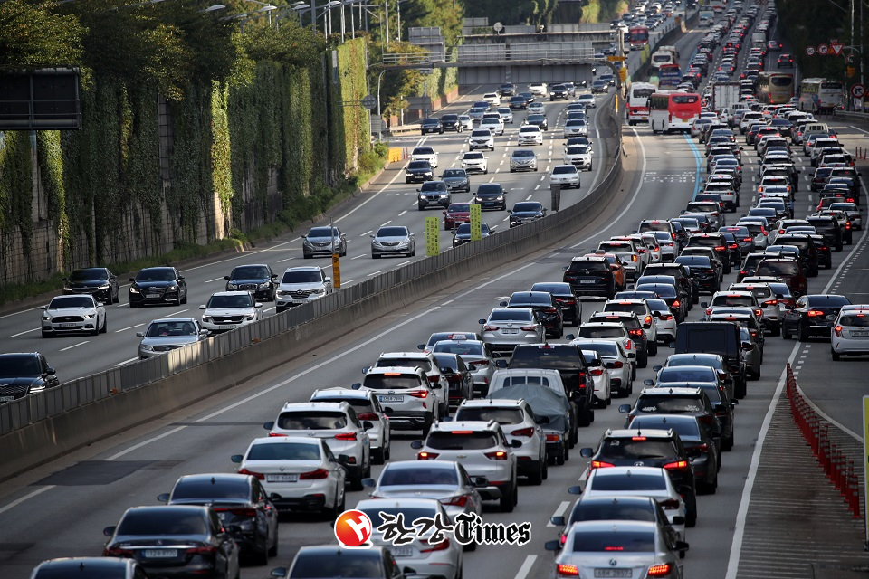 추석당일인 21일 오후 서울 서초구 잠원IC 인근 경부고속도로 모습.