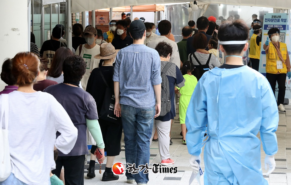 5일 오후 서울 마포구보건소 선별진료소에서 시민들이 검사를 받기 위해 대기하고 있다. (사진=뉴시스)