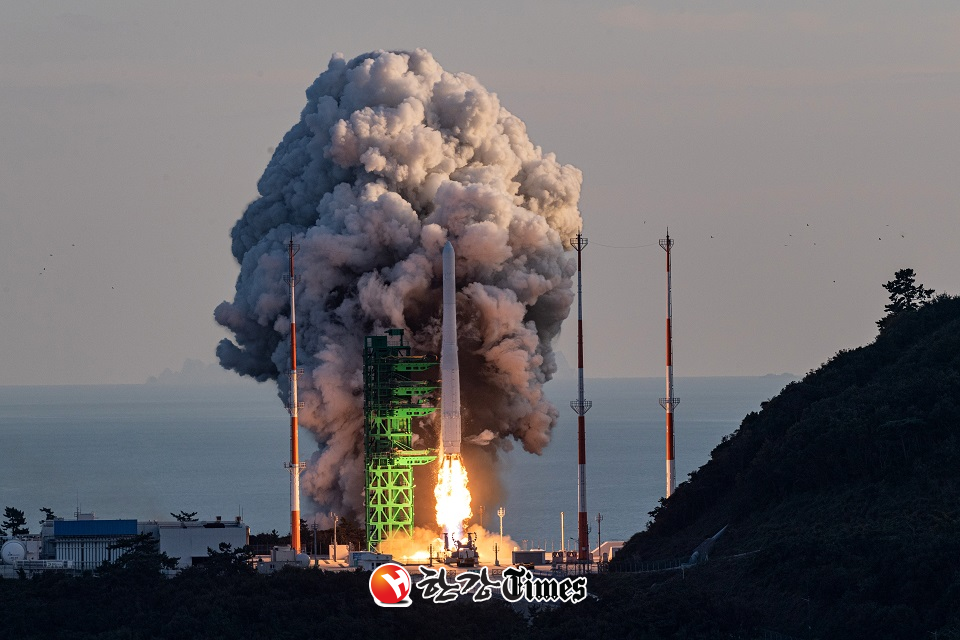 한국형 발사체 누리호(KSLV-ll)가 21일 전남 고흥군 나로우주센터 제2발사대에서 화염을 내뿜으며 힘차게 날아오르고 있다. (사진=뉴시스)