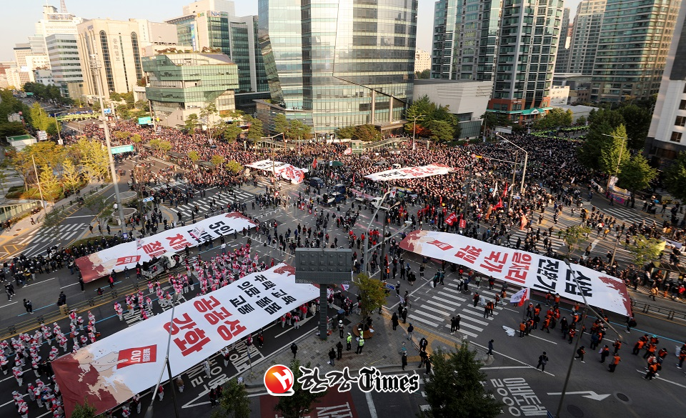 전국민주노동조합총연맹의 대규모 총파업 집회가 열린 지난달 20일 오후 서울 서대문구 서대문역사거리에서 참가자들이 대형현수막을 펼치는 퍼포먼스를 하고 있다. (사진=뉴시스)