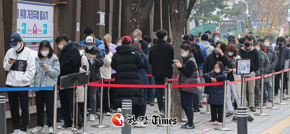 21일 오전 서울 송파구 보건소 선별진료소에서 시민들이 검사를 받기 위해 대기하고 있다. (사진=뉴시스)