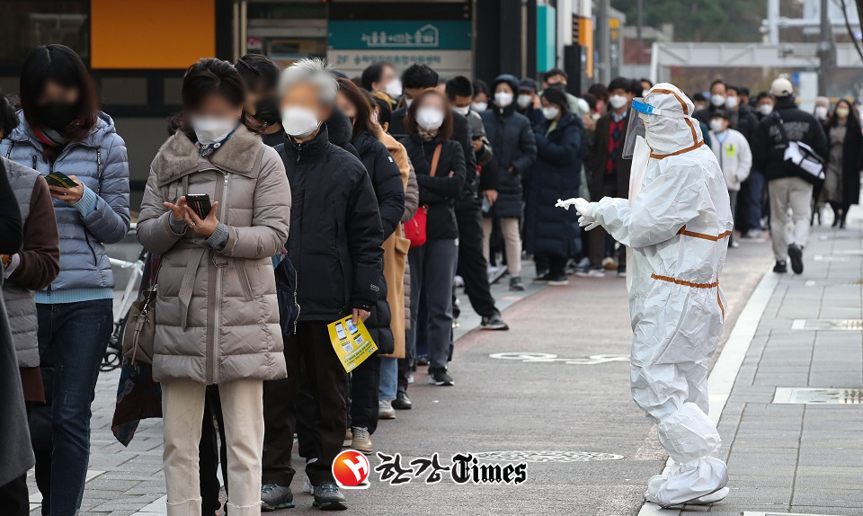 6일 오후 서울 송파구 보건소 선별진료소에서 시민들이 검사를 받기위해 대기하고 있다 (사진=뉴시스)
