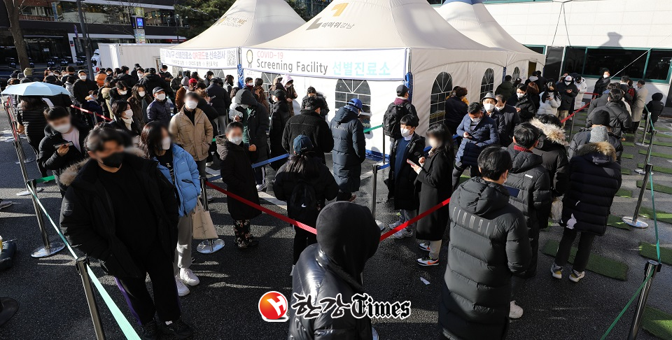 19일 오후 서울 강남구 보건소 선별진료소에서 시민들이 검사를 받기 위해 대기하고 있다.(사진=뉴시스)