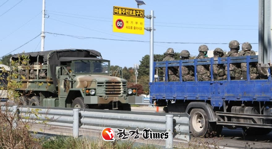 육군 군용차량들이 작전수행을 위해 이동하고 있는 모습 (사진=뉴시스)