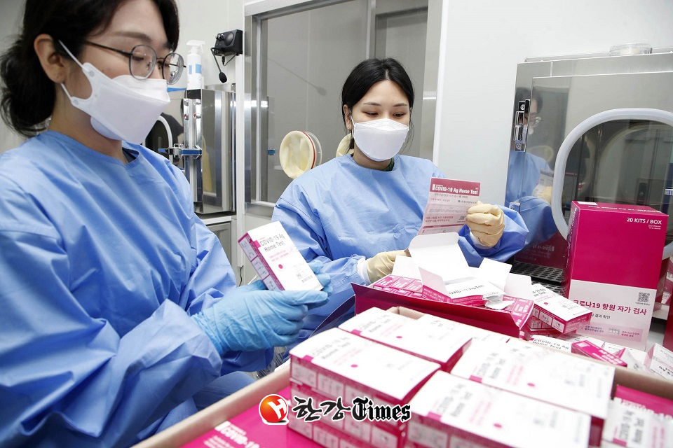 광주 북구 상시선별진료소에서 보건소 의료진들이 고위험군(선별진료소 PCR검사) 외 유증상자 방문을 대비해 자가진단 키트를 정리하고 있다.