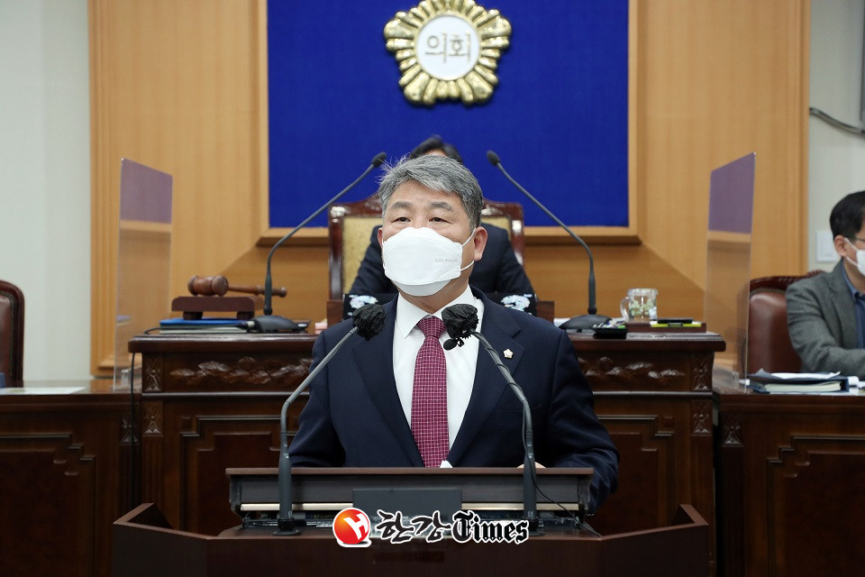 강북구의회 이정식 의원이 5분 자유발언에 나서고 있다