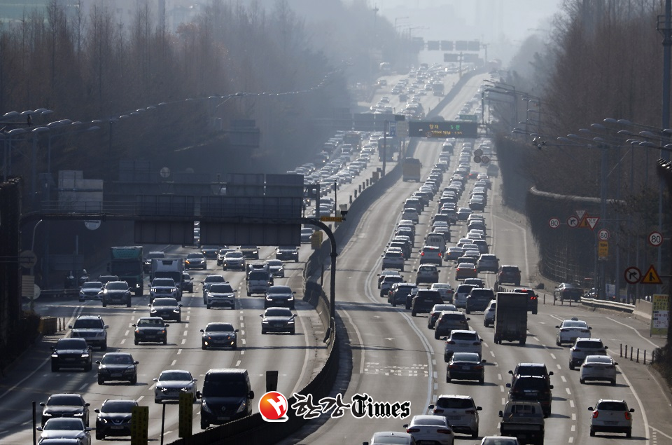 설 연휴 마지막날인 2일 서울 잠원IC 부근 경부고속도로 상하행선에서 차량들이 지나고 있다. (사진=뉴시스)