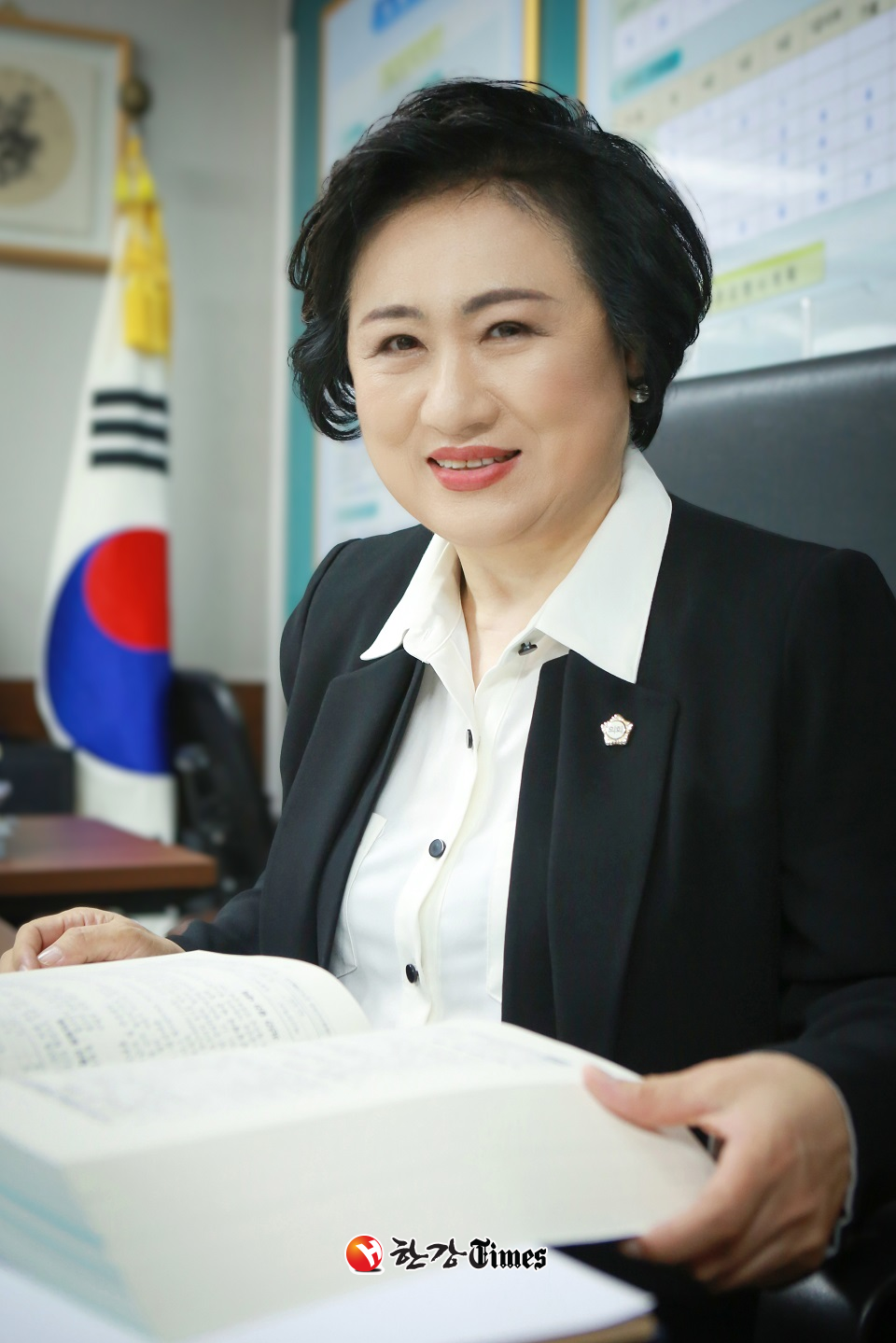 노원구의회 최윤남 의장이 결산 설명서를 검토하고 있다.