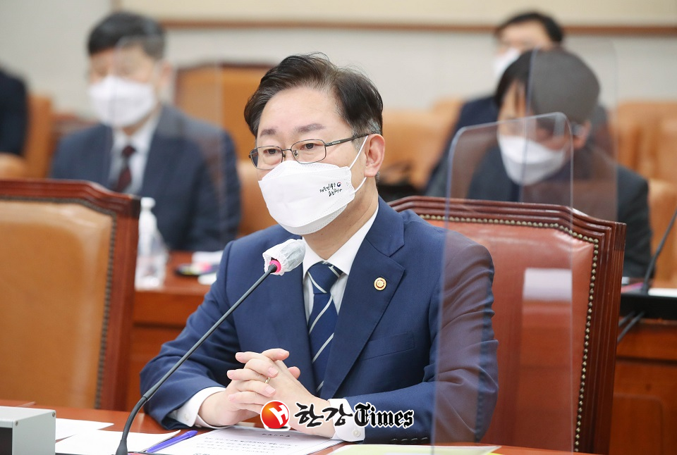 박범계 법무부장관이 25일 서울 여의도 국회에서 열린 법제사법위원회 전체회의에서 의원 질의에 답변하고 있다. (사진=뉴시스)