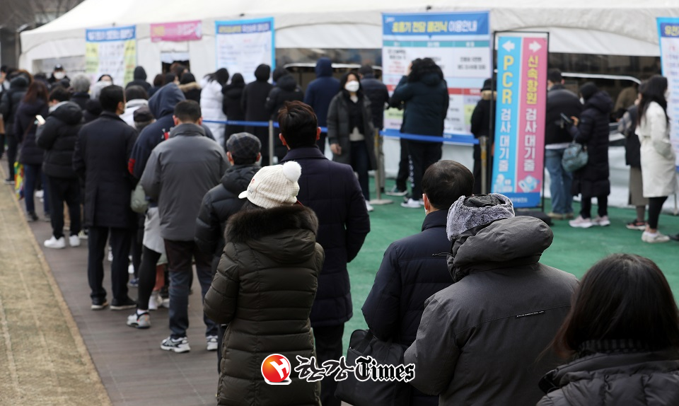 25일 오전 서울 송파구 보건소 선별진료소에서 시민들이 검사를 받기 위해 대기하고 있다 (사진=뉴시스)