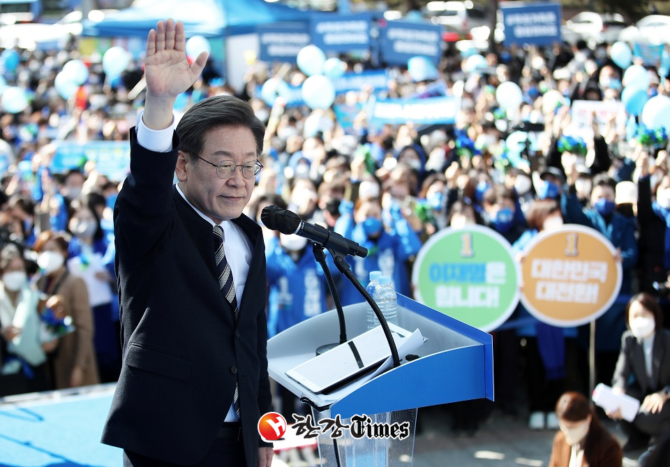 이재명 더불어민주당 대선 후보가 3일 서울 종로구 보신각에서 열린 '우리 모두를 위해, 성평등 사회로' 유세에서 지지를 호소하고 있다. (사진=뉴시스)