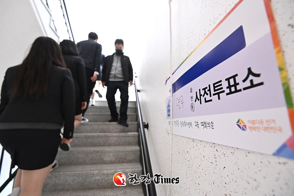 경기도 수원시 장안구 연무동 행정복지센터 사전투표소에서 시민들이 투표를 하기위해 계단을 오르고 있다(사진=뉴시스)