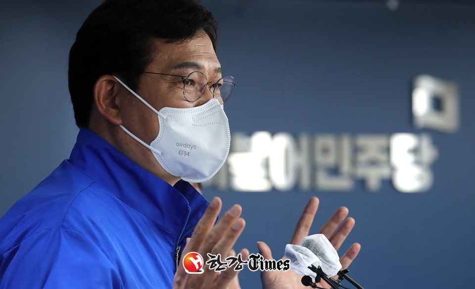 7일 둔기 피습으로 병원에서 치료중인 송영길 민주당 대표가 퇴원해 마지막 유세에  동참하기로 했다 (사진=뉴시스)