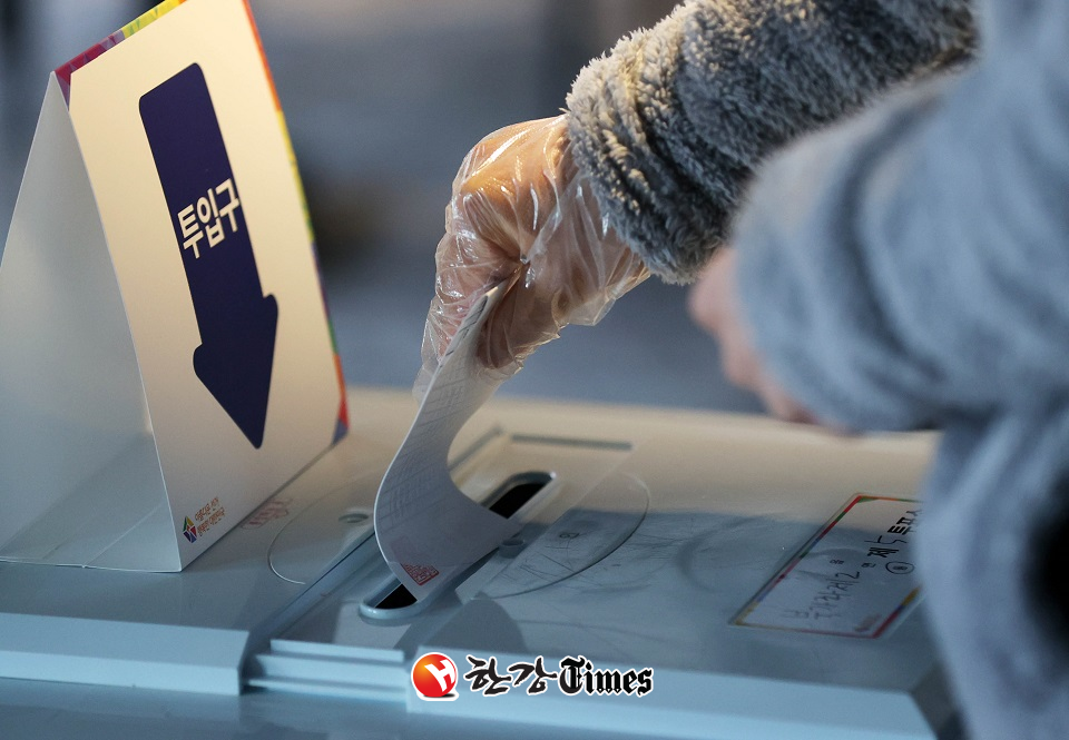 제20대 대통령선거일인 9일 오전 서울 서대문구 커피전문점에 마련된 북가좌제2동 제5투표소에서 유권자들이 투표를 하고 있다 (사진=뉴시스)