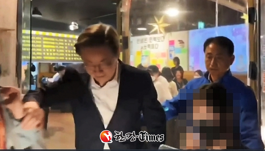 이재명 더불어민주당 인천 계양을 후보가 지난 10일 인천 박촌역 일대의 한 식당에서 즉석 연설을 위해 나서고 있다. (사진=이재명 유튜브 캡쳐)