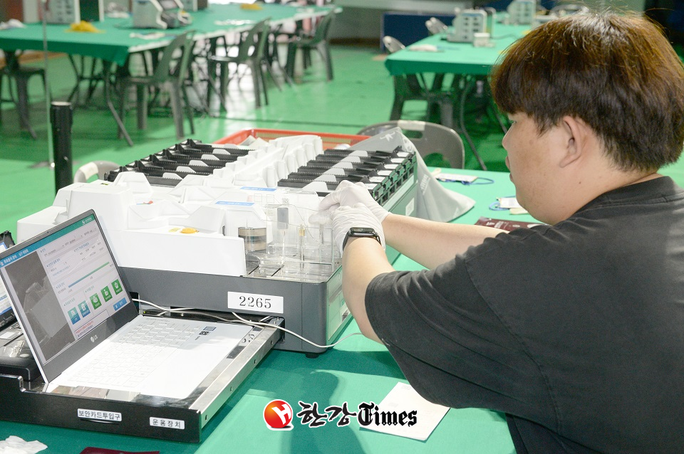 제8회 전국동시지방선거를 이틀 앞둔 30일 오후 울산 남구 문수체육관에서 선관위관계자가 투표지분류기 점검을 하고 있다.