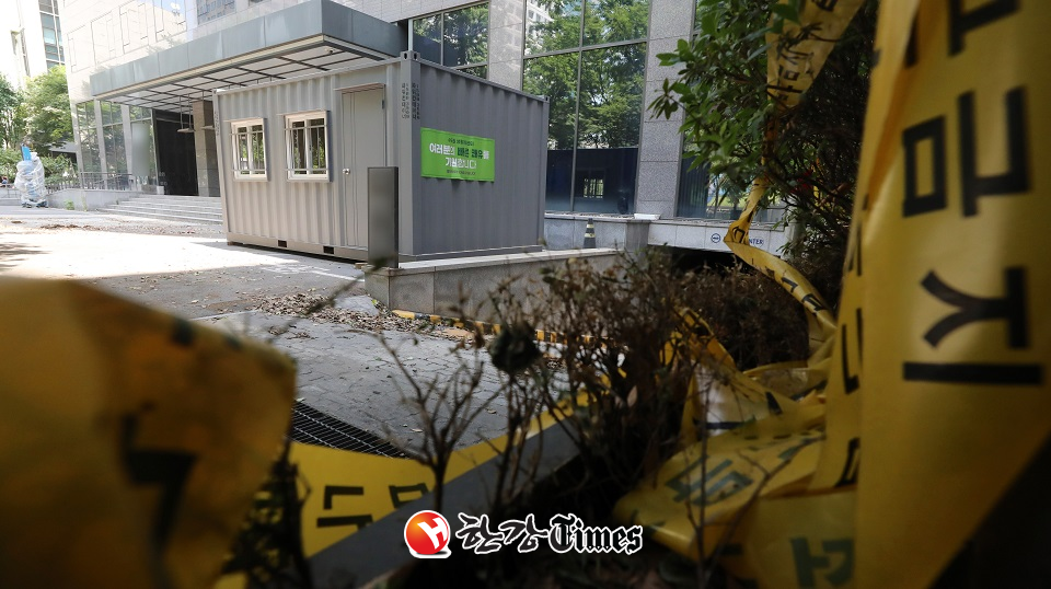 전국의 코로나19 생활치료센터 운영 중단을 하루 앞둔 31일 오후 서울의 한 생활치료센터가 철거중에 있다. (사진=뉴시스)