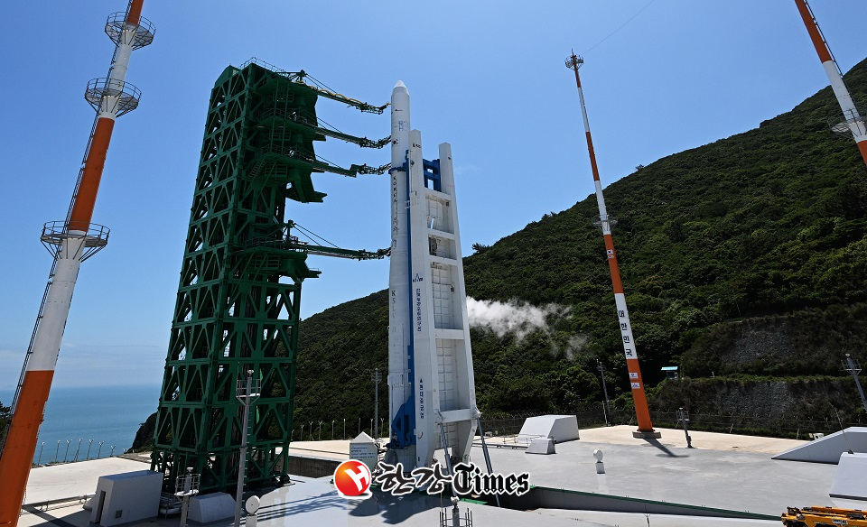 순수 국내 기술로 설계 및 제작된 한국형 발사체 누리호(KSLV-Ⅱ)의 2차 발사일인 21일 전남 고흥군 나로우주센터 발사대에 거치된 누리호에 연료와 산화제가 주입되고 있다. (사진=뉴시스)