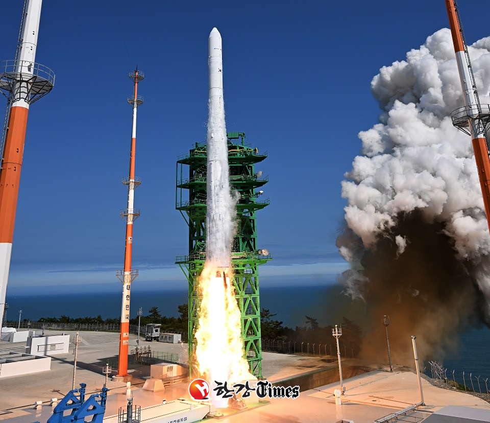 순수 국내 기술로 설계 및 제작된 한국형 발사체 누리호(KSLV-Ⅱ)가 21일 전남 고흥군 나로우주센터 발사대에서 화염을 내뿜으며 우주로 날아오르고 있다. (사진=뉴시스)