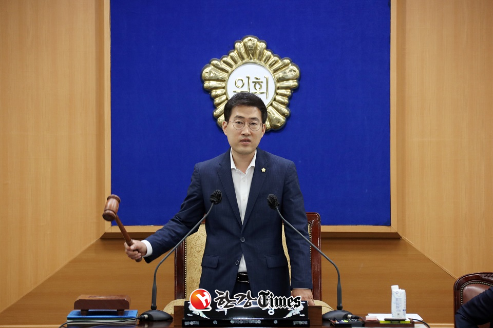 제9대 강북구의회 전반기 의장에 선출된 허광행 의원