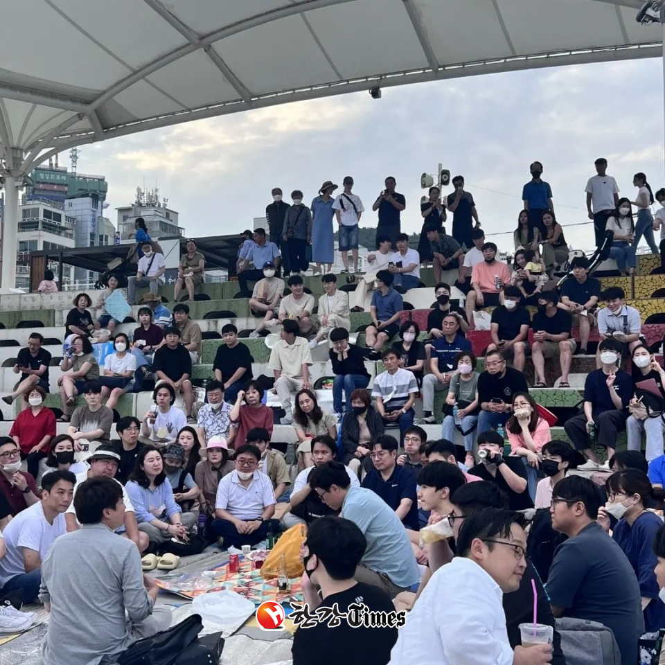 이준석 국민의힘 대표가 17일 부산 수영구 광안리 수변공원에서 당원 및 시민들과 만나 대화를 나누고 있다. 좌측 하단이 이 대표. (사진=뉴시스)