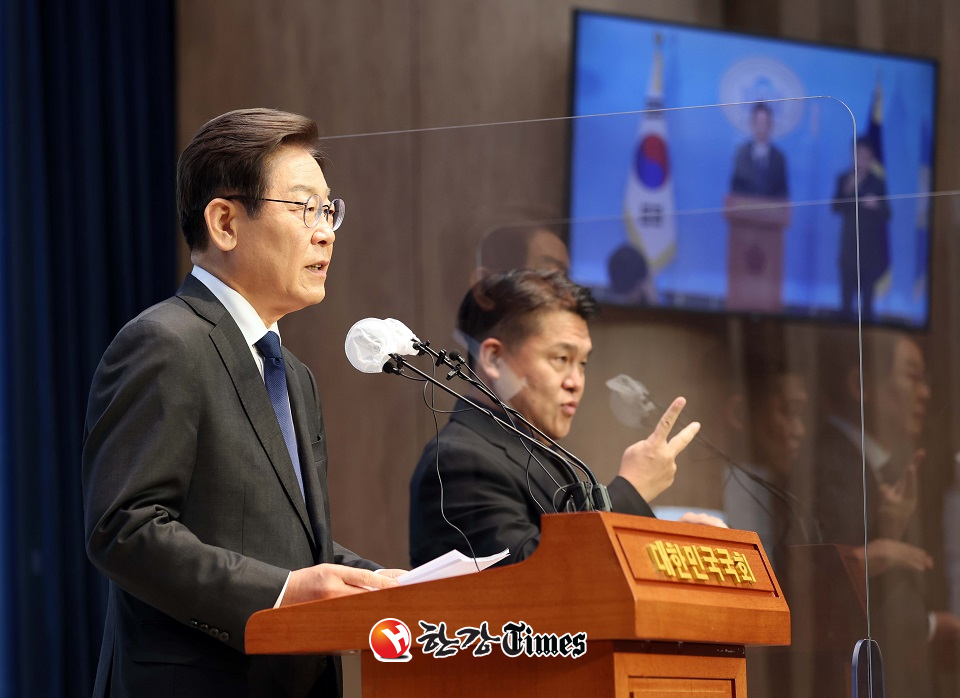 이재명 더불어민주당 의원이 17일 오후 서울 여의도 국회 소통관에서 당대표 출마 선언 기자회견을 하고 있다. (사진=뉴시스)