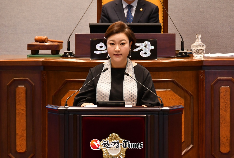 김현정 강남구의원이 5분 자유발언에 나서고 있다.