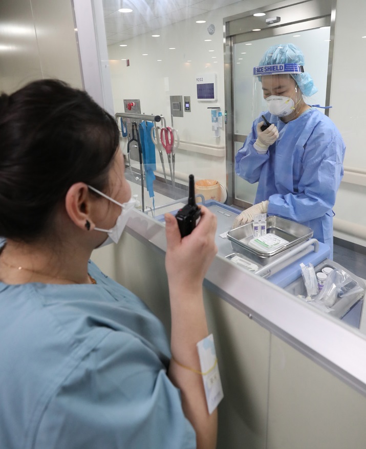 성남시의료원 음압병동에서 유리창 사이로 소통하는 의료진(사진=뉴시스)
