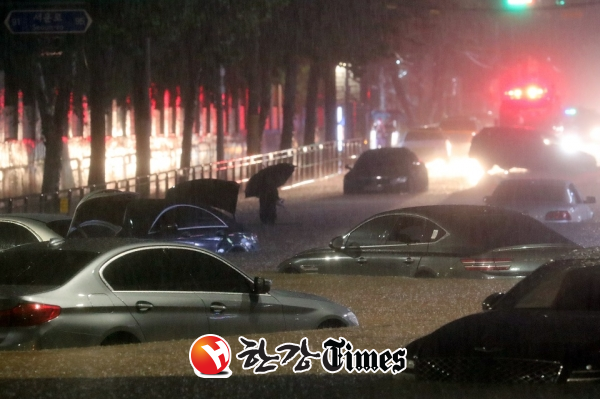 서울과 경기북부 등 수도권에 폭우가 내린 8일 오후 서울 강남구 일대 도로가 침수돼 차량이 잠겨 있다. (사진=뉴시스)