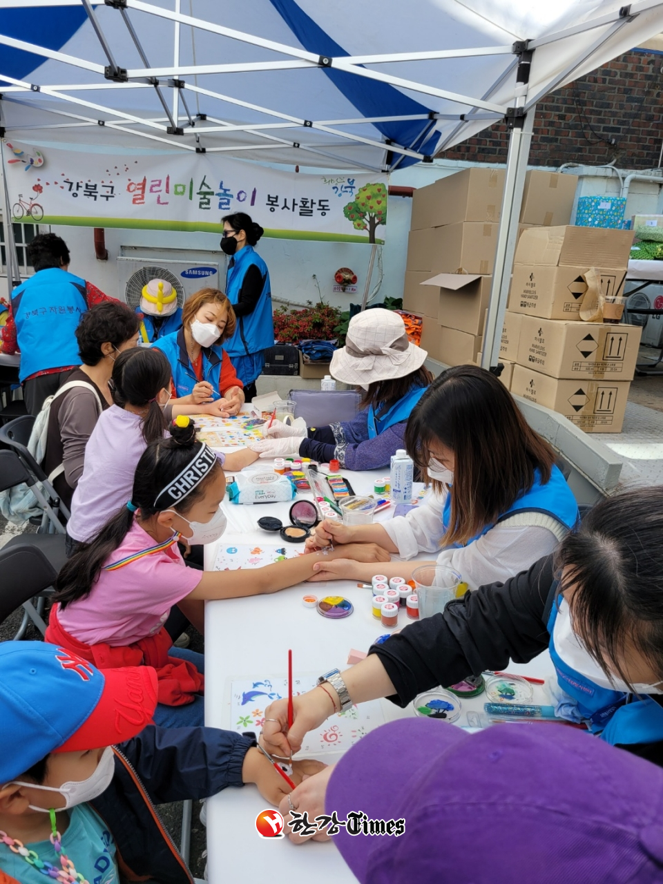 강북구 미술놀이봉사단이 지난 5월 가정의 달 기념행사에서 봉사활동 하고 있는 모습
