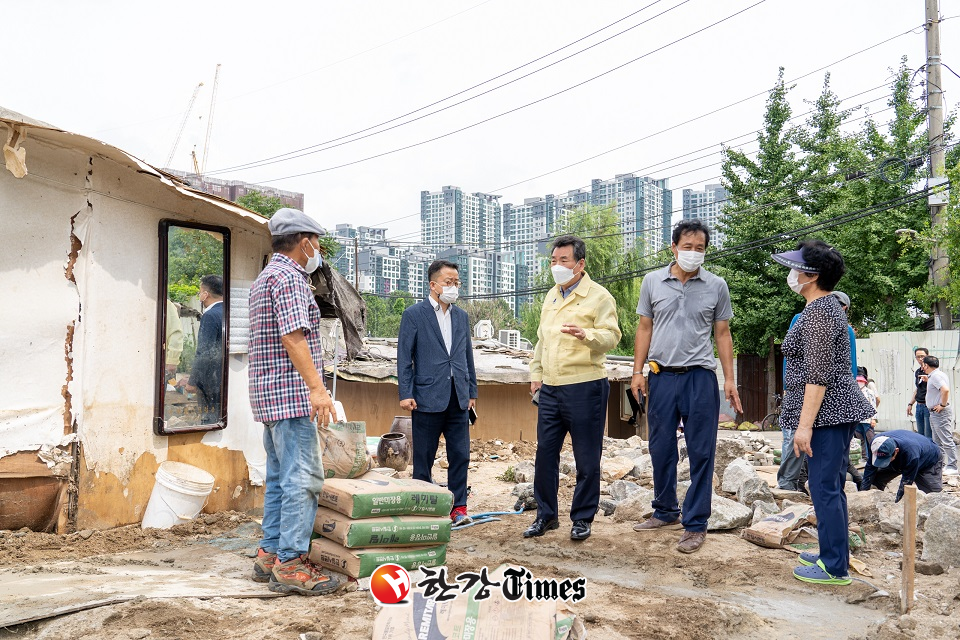 22일 김형대 의장(오른쪽 세번째)이 이재민들의 고충을 청취하고 있다. (사진=강남구의회 제공)