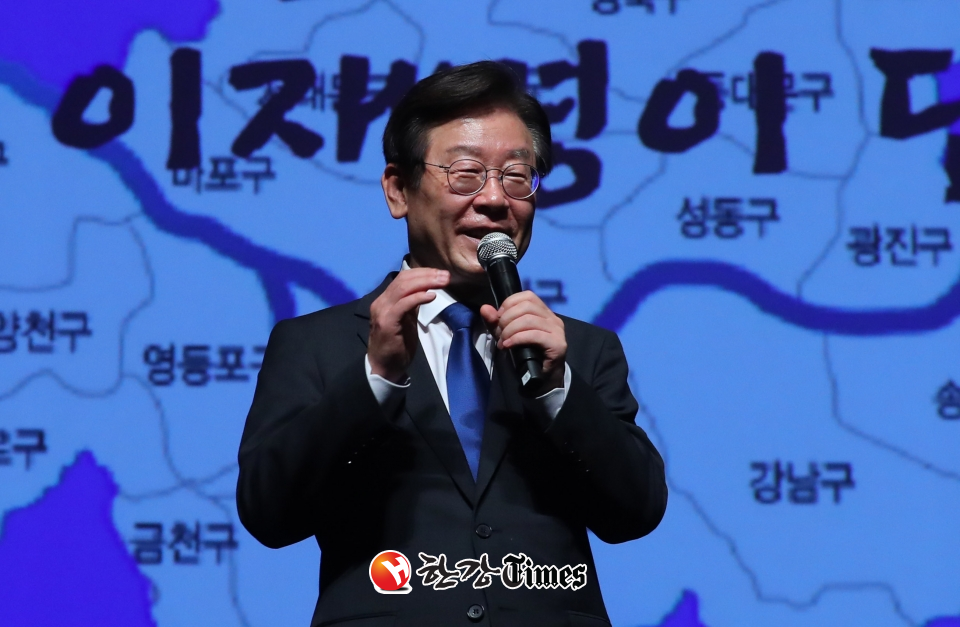 이재명 더불어민주당 대표 후보가 22일 오후 서울 은평구 은평문화예술회관에서 열린 서울토크 콘서트에 참석해 강연하고 있다. (사진=뉴시스)